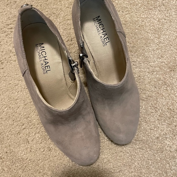 Michael Kors Suede Gray heels size 5 1/2 - Picture 6 of 8
